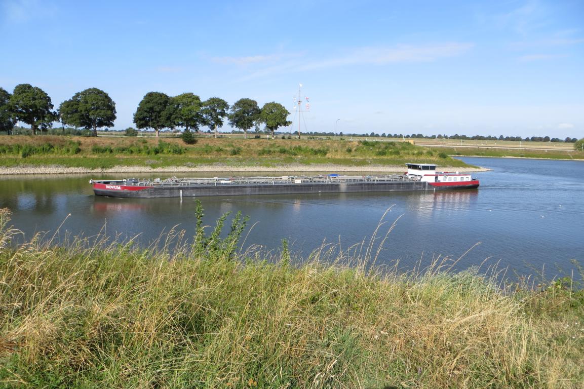 Schiff vor dem Schiffermast in Wesel Schiff vor dem Schiffermast in Wesel